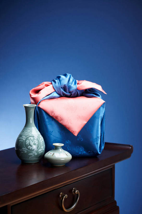 无人,竖图,室内,白天,正面,桌面,桌子,静物,花纹,蓝色背景,木制,布,壶,图案,陶瓷,木桌,酒壶,陶瓷制品,布纹,酒杯,木制品,容器,摄影,影棚,储藏,布匹,储存,风吕敷,包袱布,彩图,影棚拍摄,拍摄,木桌子,贮存