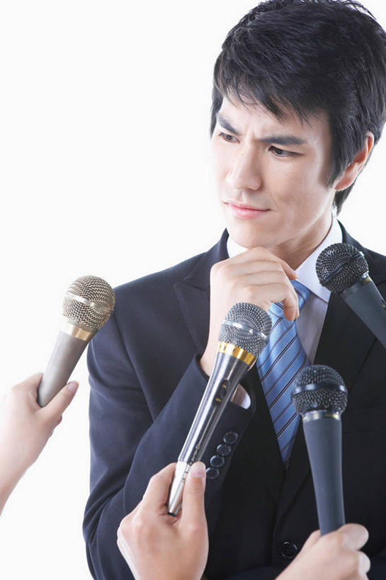 东方人,四个人,商务人士,记者,商务男性,站,竖图,室内,白天,白色背景,正面,衬衫,亚洲,撑,阴影,套装,反射,影子,领带,托腮,注视,黄种人,三个,话筒,观察,看,托,站着,思考,摄影,影棚,观看,察看,麦克风,象征,庄重,关注,扩音器,托下巴,商务装,身份,传声器,工薪阶层,正式,地位,思虑,微音器,单手托腮,男人,男性,年轻男性,亚洲人,白领,上班族,新闻工作者,新闻记者,站立,半身,彩图,影棚拍摄,衬衣,拍摄