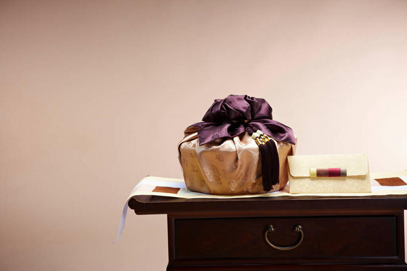 无人,横图,室内,特写,白天,正面,餐桌,桌子,静物,圣诞节,阴影,花纹,节日,庆祝,反射,布,布料,丝绸,丝带,图案,影子,缎带,食盒,布纹,文化,绸带,盒子,桌布,餐巾,蝴蝶结,容器,台布,庆典,摄影,影棚,褐色背景,餐台,纪念,储藏,捆绑,布匹,储存,折扣,绑缚,餐桌布,彩图,影棚拍摄,拍摄,优惠,优惠券,优待券,券,贮存