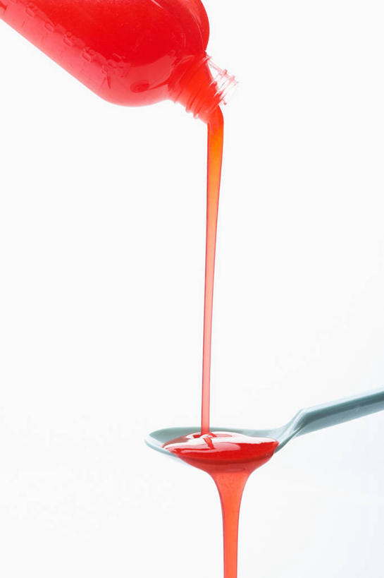 无人,竖图,俯视,室内,特写,白天,白色背景,安全,静物,阴影,反射,滤器,药剂,影子,勺子,防护,红色,瓶子,塑料制品,药品,塑料瓶,治疗,摄影,影棚,保护,药物,医疗,下降,降落,保险,预防,漏勺,降低,下跌,下落,平安,彩图,高角度拍摄,影棚拍摄,拍摄,咳嗽糖浆,咳嗽药