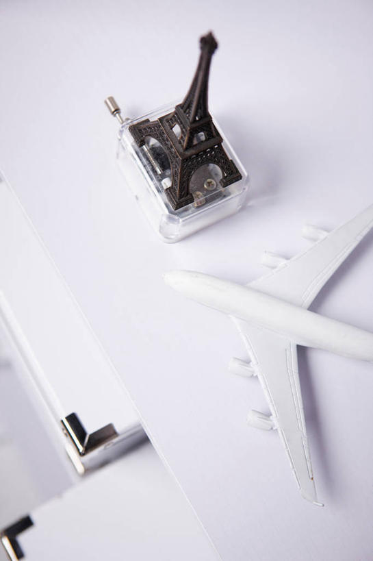 无人,竖图,俯视,室内,特写,白天,白色背景,飞机,静物,雕塑,艾菲尔铁塔,阴影,艺术,装饰,反射,雕刻,雕像,影子,交通,埃菲尔铁塔,航空,工艺品,交通工具,运输,摄影,影棚,纪念,美术,客机,载具,主题,巴黎铁塔,陈列,功能,美学,彩图,高角度拍摄,影棚拍摄,拍摄