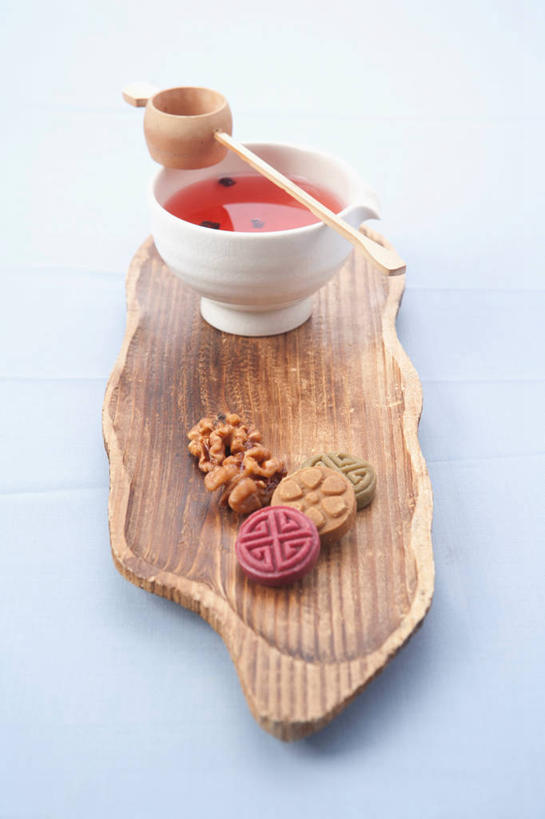 点心,无人,竖图,俯视,室内,特写,白天,幸福,茶,杯子,餐具,阴影,蓝色背景,反射,碟子,盘,影子,勺子,茶道,茶叶,食品,甜点,甜品,一杯,文化,娱乐,食物,糕点,一个,盘子,水杯,调羹,碟,汤匙,甜食,享受,休闲,温馨,放松,乐趣,摄影,影棚,单个,茶艺,环境,提神,舒适,醒脑,东亚文化,礼法,修行,茶杯,彩图,高角度拍摄,影棚拍摄,拍摄,五味子茶,茶文化