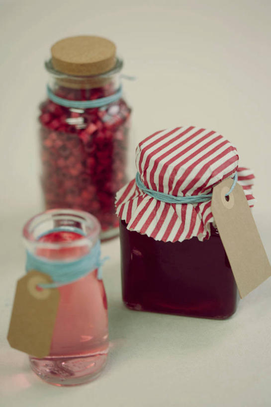 无人,竖图,俯视,室内,特写,白天,玻璃,标签,玻璃制品,三个,玻璃瓶,瓶子,绳子,果酱,摄影,影棚,捆绑,绳索,广口瓶,绑缚,果子酱,彩图,高角度拍摄,影棚拍摄,拍摄