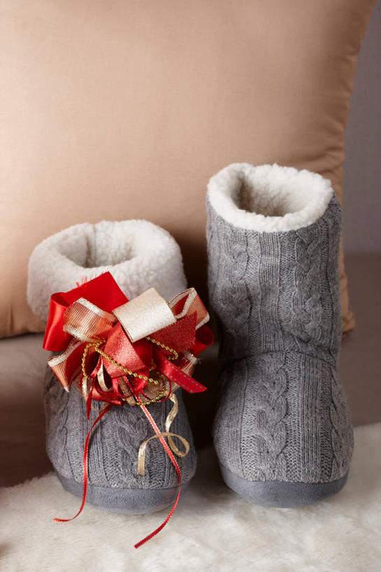 无人,竖图,室内,特写,白天,正面,地毯,靠垫,静物,鞋子,一双,阴影,装饰,编织,反射,丝绸,丝带,影子,手工艺品,缎带,靠枕,织物,靴子,绸带,白色,蝴蝶结,工艺品,垫子,枕头,温暖,保暖,华丽,修饰,点缀,雪地靴,衬托,美观,雅致,雅观,彩图