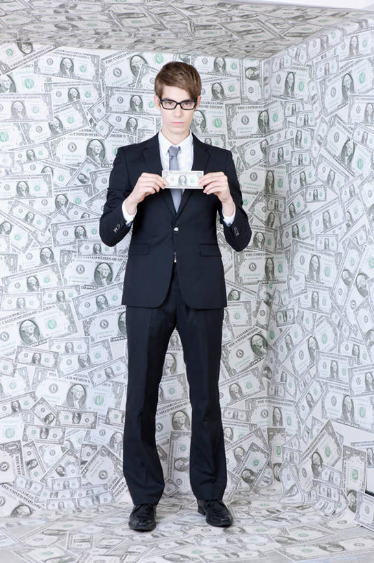 西方人,一个人,商务人士,商务男性,站,竖图,室内,白天,正面,鞋,衬衫,钱,美元,鞋子,欧洲,欧洲人,仅一个男性,仅一个人,一副,许多,握,套装,钱币,眼镜,领带,皮革,很多,美金,注视,仅一个年轻男性,观察,看,站着,握着,钞票,金融,纸币,经济,观看,察看,象征,庄重,关注,美圆,商务装,身份,近视眼镜,流通,纸钞,贸易,工薪阶层,正式,地位,货币,现金,男人,男性,年轻男性,白种人,白领,上班族,站立,彩图,全身,衬衣,皮鞋