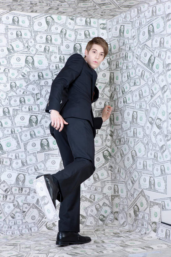 西方人,一个人,商务人士,商务男性,站,竖图,室内,白天,侧面,鞋,衬衫,钱,美元,鞋子,欧洲,欧洲人,仅一个男性,仅一个人,许多,套装,惊讶,钱币,领带,皮革,很多,美金,扭头,抬腿,注视,仅一个年轻男性,观察,看,站着,转头,搭,钞票,金融,纸币,经济,观看,惊奇,察看,象征,庄重,搭着,关注,美圆,商务装,身份,流通,纸钞,贸易,工薪阶层,正式,地位,诧异,货币,现金,男人,男性,年轻男性,白种人,白领,上班族,站立,彩图,全身,衬衣,皮鞋