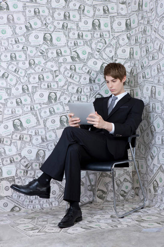 西方人,一个人,商务人士,商务男性,坐,竖图,室内,白天,正面,鞋,衬衫,钱,美元,电脑,笔记本电脑,鞋子,椅子,欧洲,欧洲人,仅一个男性,仅一个人,许多,握,套装,网络,钱币,领带,皮革,很多,美金,注视,通讯设备,仅一个年轻男性,观察,看,握着,钞票,金融,纸币,经济,观看,一台,察看,无线,象征,庄重,关注,美圆,通信设备,商务装,身份,无线网络,流通,纸钞,贸易,无线上网,便携式电脑,工薪阶层,平板电脑,正式,地位,货币,现金,手提电脑,男人,男性,年轻男性,白种人,白领,上班族,坐着,彩图,全身,衬衣,皮鞋