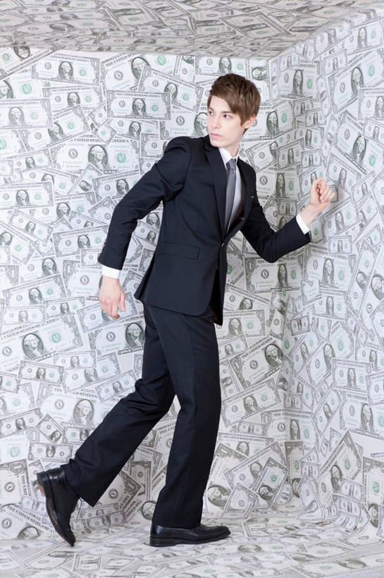 西方人,一个人,商务人士,商务男性,站,竖图,室内,白天,侧面,鞋,衬衫,钱,美元,鞋子,欧洲,欧洲人,仅一个男性,仅一个人,许多,握,套装,钱币,领带,皮革,很多,美金,扭头,抬腿,注视,仅一个年轻男性,观察,看,握拳,站着,转头,搭,握着,钞票,金融,纸币,经济,观看,察看,象征,庄重,搭着,关注,美圆,商务装,身份,流通,纸钞,贸易,工薪阶层,正式,地位,货币,现金,男人,男性,年轻男性,白种人,白领,上班族,站立,彩图,全身,衬衣,皮鞋