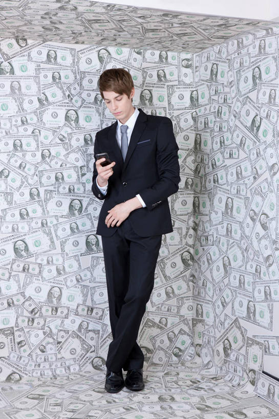 西方人,一个人,商务人士,商务男性,站,打电话,竖图,室内,白天,正面,鞋,衬衫,钱,美元,电话,手机,鞋子,欧洲,欧洲人,仅一个男性,仅一个人,许多,握,阴影,套装,反射,钱币,影子,领带,皮革,很多,美金,注视,通讯设备,仅一个年轻男性,低头,观察,看,站着,搭,握着,钞票,金融,纸币,经济,观看,察看,象征,庄重,搭着,关注,美圆,商务装,身份,流通,纸钞,贸易,工薪阶层,一部,正式,地位,交流,货币,现金,男人,男性,年轻男性,白种人,白领,上班族,沟通,通话,站立,彩图,全身,衬衣,皮鞋