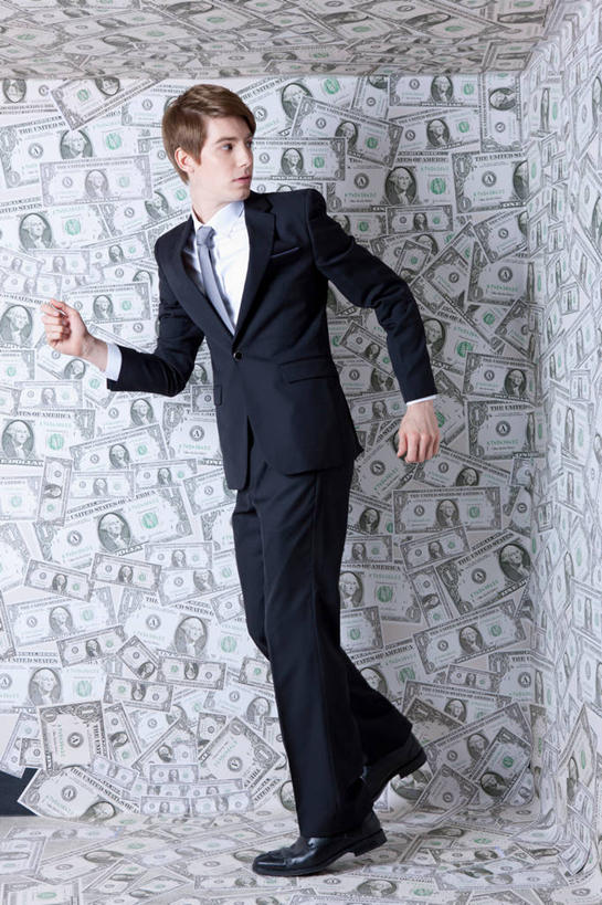 西方人,一个人,商务人士,商务男性,站,竖图,室内,白天,侧面,鞋,衬衫,钱,美元,鞋子,欧洲,欧洲人,仅一个男性,仅一个人,许多,握,套装,钱币,领带,皮革,很多,美金,扭头,抬腿,注视,仅一个年轻男性,观察,看,握拳,站着,转头,搭,握着,钞票,金融,纸币,经济,观看,察看,象征,庄重,搭着,关注,美圆,商务装,身份,流通,纸钞,贸易,工薪阶层,正式,地位,货币,现金,男人,男性,年轻男性,白种人,白领,上班族,站立,彩图,全身,衬衣,皮鞋