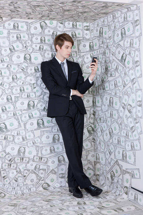 西方人,一个人,商务人士,商务男性,站,笑,打电话,微笑,竖图,室内,白天,正面,鞋,衬衫,钱,美元,电话,手机,鞋子,欧洲,欧洲人,仅一个男性,仅一个人,一双,握,阴影,套装,反射,钱币,影子,领带,皮革,美金,注视,通讯设备,仅一个年轻男性,观察,看,站着,握着,钞票,金融,纸币,经济,观看,察看,象征,庄重,关注,美圆,商务装,身份,流通,纸钞,贸易,工薪阶层,一部,正式,地位,交流,货币,现金,男人,男性,年轻男性,白种人,白领,上班族,沟通,通话,站立,彩图,全身,衬衣,皮鞋