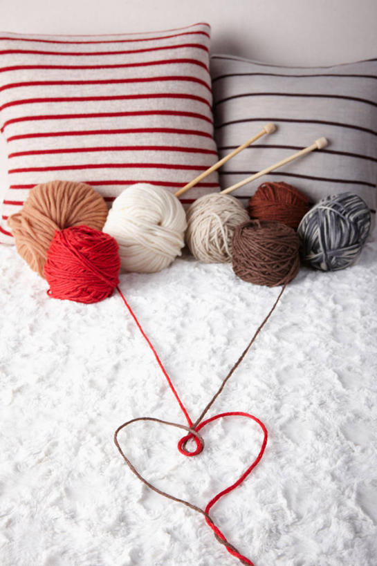 无人,竖图,室内,白天,正面,爱情,靠垫,静物,阴影,爱心,卷曲,编织,缠绕,反射,影子,靠枕,织物,浪漫,线团,针,纺织,两个,垫子,毛线,枕头,温暖,温馨,心形,恩爱,和睦,毛衣针,编织针,心型,彩图,融洽