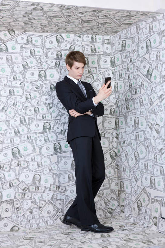 西方人,一个人,商务人士,商务男性,站,笑,打电话,微笑,露齿笑,竖图,室内,白天,正面,鞋,衬衫,钱,美元,电话,手机,鞋子,欧洲,欧洲人,仅一个男性,仅一个人,许多,握,阴影,套装,反射,钱币,影子,领带,皮革,很多,美金,注视,通讯设备,仅一个年轻男性,观察,看,站着,握着,钞票,金融,纸币,经济,观看,察看,象征,庄重,关注,美圆,商务装,身份,流通,纸钞,贸易,工薪阶层,一部,正式,地位,交流,货币,现金,男人,男性,年轻男性,白种人,白领,上班族,沟通,通话,站立,彩图,全身,衬衣,皮鞋