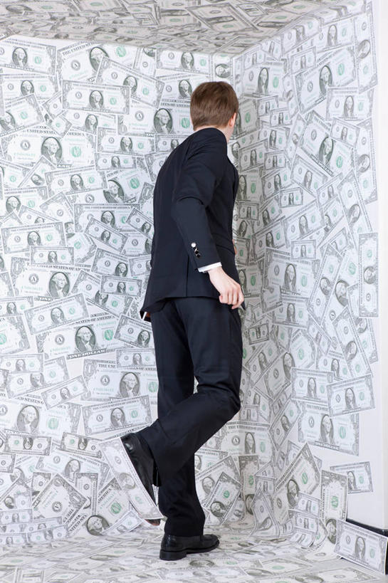 西方人,一个人,商务人士,商务男性,站,竖图,室内,白天,侧面,鞋,衬衫,钱,美元,鞋子,欧洲,欧洲人,仅一个男性,仅一个人,许多,阴影,套装,反射,钱币,影子,皮革,很多,美金,抬腿,仅一个年轻男性,靠,靠着,站着,钞票,金融,纸币,经济,美圆,商务装,流通,纸钞,贸易,工薪阶层,货币,现金,男人,男性,年轻男性,白种人,白领,上班族,站立,彩图,全身,衬衣,皮鞋