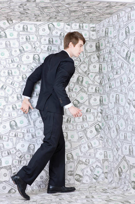 西方人,一个人,商务人士,商务男性,走,竖图,室内,白天,侧面,鞋,衬衫,钱,美元,鞋子,欧洲,欧洲人,仅一个男性,仅一个人,许多,阴影,套装,反射,钱币,影子,皮革,很多,美金,抬腿,注视,仅一个年轻男性,观察,看,钞票,金融,纸币,经济,观看,察看,关注,美圆,商务装,流通,纸钞,贸易,工薪阶层,货币,现金,男人,男性,年轻男性,白种人,白领,上班族,步行,走路,彩图,全身,衬衣,皮鞋