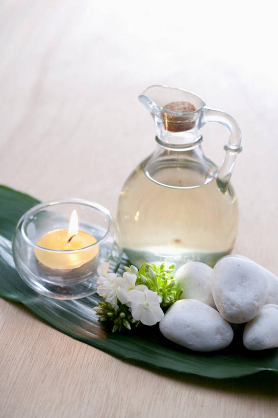 无人,竖图,俯视,室内,特写,白天,石头,蜡烛,叶子,阴影,光线,火焰,石子,影子,烛光,绿叶,燃烧,精油,点燃,嫩叶,芳香植物,芳香油,挥发油,香精油,叶,叶片,石块,彩图,高角度拍摄