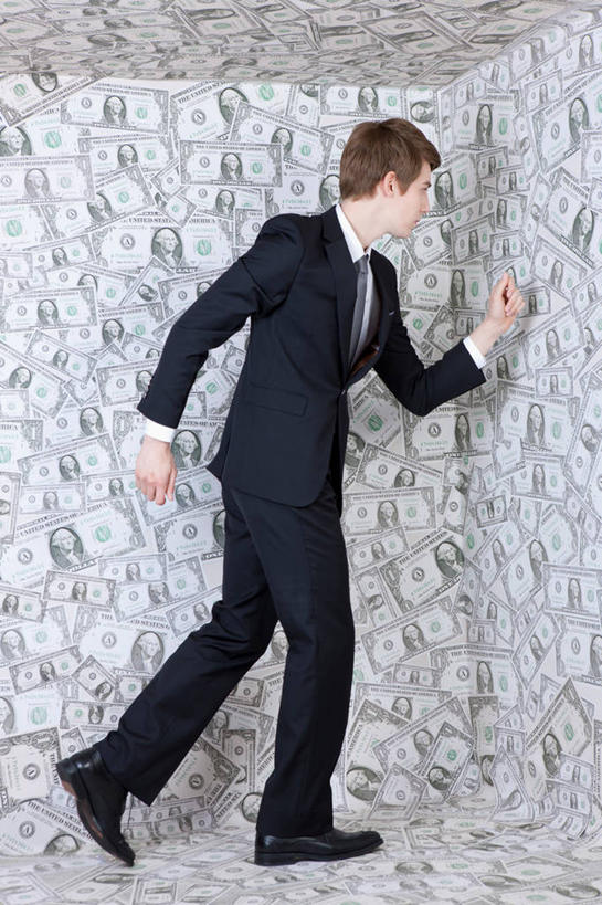 西方人,一个人,商务人士,商务男性,走,竖图,室内,白天,侧面,鞋,衬衫,钱,美元,鞋子,欧洲,欧洲人,仅一个男性,仅一个人,握,阴影,套装,反射,钱币,影子,领带,皮革,美金,注视,仅一个年轻男性,观察,看,握拳,握着,钞票,金融,纸币,经济,观看,察看,象征,庄重,关注,美圆,商务装,身份,流通,纸钞,贸易,工薪阶层,正式,地位,货币,现金,男人,男性,年轻男性,白种人,白领,上班族,步行,走路,彩图,全身,衬衣,皮鞋