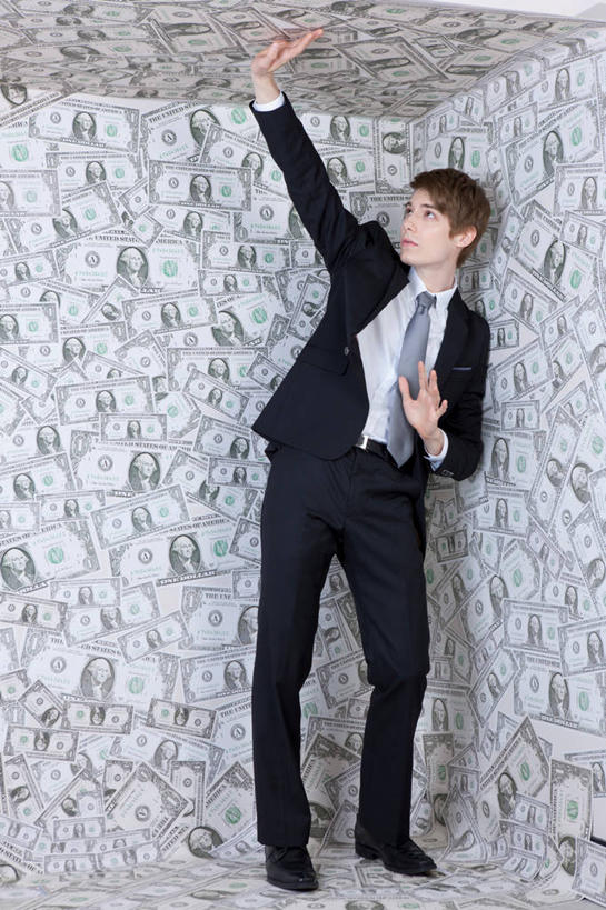 西方人,一个人,商务人士,商务男性,站,举,竖图,室内,白天,正面,鞋,衬衫,钱,美元,鞋子,欧洲,欧洲人,仅一个男性,仅一个人,阴影,套装,反射,钱币,影子,领带,皮革,美金,注视,仅一个年轻男性,观察,看,托,站着,钞票,金融,纸币,经济,观看,察看,象征,庄重,关注,美圆,商务装,身份,流通,纸钞,贸易,工薪阶层,正式,地位,货币,现金,男人,男性,年轻男性,白种人,白领,上班族,举起,举手,举着,抬头,向上举,向上伸,向上托,仰头,站立,彩图,全身,衬衣,皮鞋