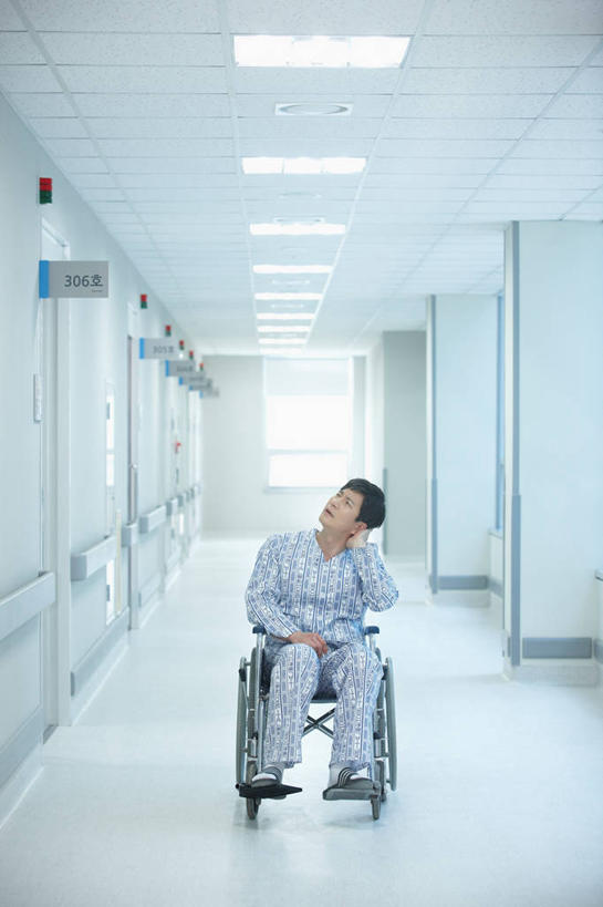 东方人,一个人,病人,医院,坐,竖图,室内,白天,正面,照明,亚洲,仅一个男性,仅一个人,仅一个中年男性,一辆,工具,走道,走廊,过道,灯光,扭头,注视,黄种人,顶灯,灯,轮椅,灯具,复健,观察,看,转头,康复,器械,搭,观看,照亮,察看,医疗设备,病服,照明设备,搭着,关注,病患,医疗器械,医疗工具,医疗机构,病号服,辅助设备,男人,男性,中年男性,亚洲人,患者,就医者,坐着,彩图,全身,病院,诊所,病患服,病人服,病员服