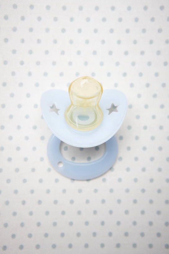 无人,竖图,俯视,室内,特写,白天,静物,阴影,反射,影子,星星,一个,星形,摄影,影棚,单个,奶嘴,婴儿用品,安抚,抚慰,五角形,安抚奶嘴,五角星,彩图,高角度拍摄,影棚拍摄,拍摄