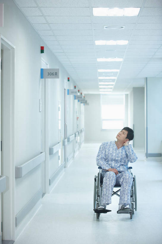 东方人,一个人,病人,医院,坐,竖图,室内,白天,正面,照明,亚洲,仅一个男性,仅一个人,仅一个中年男性,撑,工具,走道,走廊,过道,灯光,托腮,注视,黄种人,顶灯,灯,轮椅,灯具,复健,观察,看,托,康复,器械,观看,照亮,察看,医疗设备,病服,照明设备,关注,托下巴,病患,医疗器械,医疗工具,医疗机构,病号服,辅助设备,单手托腮,男人,男性,中年男性,亚洲人,患者,就医者,抬头,仰头,坐着,彩图,全身,病院,诊所,病患服,病人服,病员服