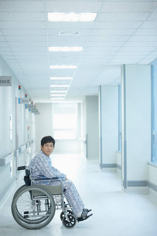 东方人,一个人,病人,医院,坐,竖图,室内,白天,侧面,照明,亚洲,仅一个男性,仅一个人,仅一个中年男性,工具,走道,走廊,过道,灯光,扭头,注视,黄种人,顶灯,灯,轮椅,灯具,复健,观察,看,转头,康复,器械,观看,照亮,察看,医疗设备,病服,照明设备,关注,病患,医疗器械,医疗工具,医疗机构,病号服,辅助设备,男人,男性,中年男性,亚洲人,患者,就医者,坐着,彩图,全身,病院,诊所,病患服,病人服,病员服
