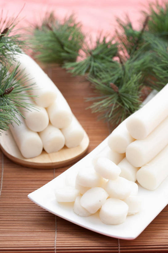 点心,无人,竖图,俯视,室内,特写,白天,松树,餐具,碟子,盘,料理,食品,年糕,甜点,美食,食物,糕点,两个,盘子,碟,甜食,中式,摄影,影棚,坚定,长寿,贞洁,彩图,高角度拍摄,影棚拍摄,拍摄,年年糕