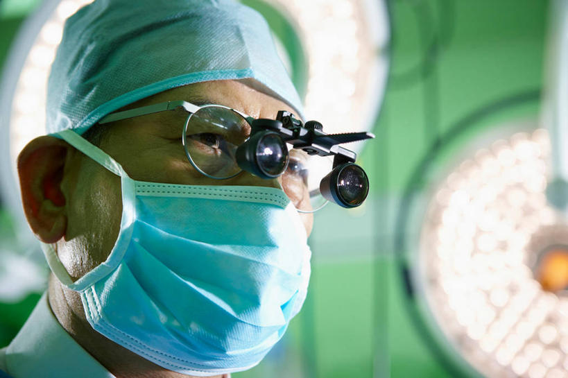 东方人,脸,头,脸颊,一个人,医生,医院,横图,室内,特写,白天,正面,仪器,帽子,照明,亚洲,仅一个男性,仅一个人,阴影,检查,朦胧,模糊,反射,分离,分析,光线,科学,放大镜,影子,灯光,过滤,分开,注视,黄种人,灯,口罩,灯具,观察,看,仅一个老年男性,医护人员,医疗人员,隔断,清晰,探索,遮掩,放大,观看,隔离,仔细,照亮,透镜,察看,手术,卫生,手术室,掩盖,凸透镜,遮挡,聚焦,照明设备,关注,净化,间隔,预防,遮盖,无影灯,防尘,医疗机构,SL手术放大镜,医生帽,光学,清楚,掩饰,断绝,隔开,屏蔽,屏绝,远离,中断,阻遏,阻隔,手术放大镜,老年男性,男人,男性,亚洲人,头部,脸部,脸蛋,面部,大夫,半身,彩图,病院,诊所