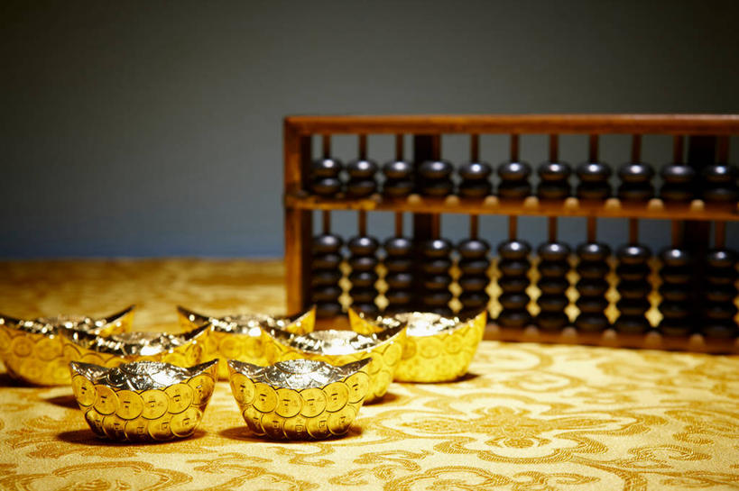 无人,横图,室内,特写,白天,正面,钱,算盘,静物,许多,阴影,灰色背景,古老,反射,计算,科学,钱币,影子,办公用品,很多,文化,传统,金融,理财,财务,摄影,金元宝,影棚,经济,数学,流通,贸易,珠算,货币,金币,彩图,影棚拍摄,拍摄,元宝