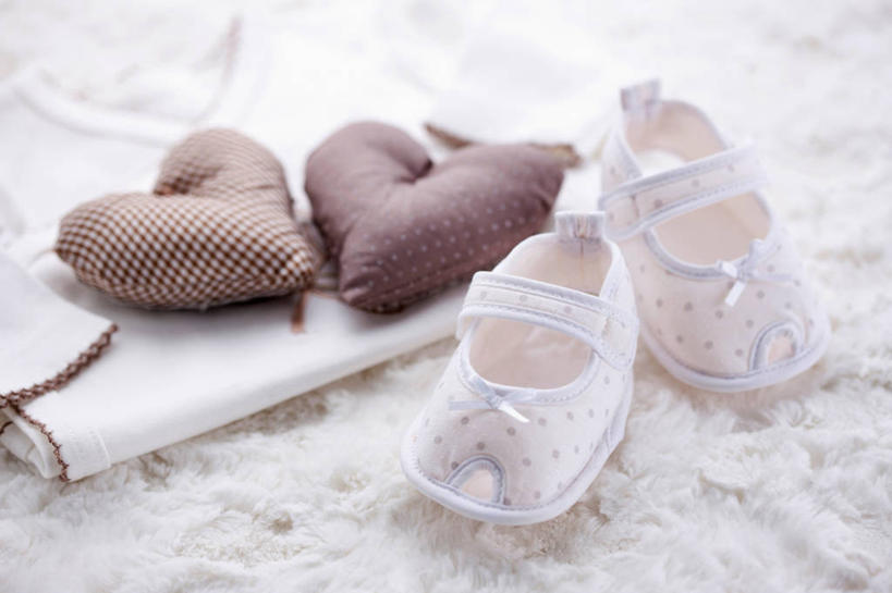 无人,横图,俯视,室内,特写,白天,爱情,靠垫,静物,鞋子,纺织品,一双,阴影,爱心,装饰,反射,毛毯,毯子,影子,靠枕,浪漫,纺织,婴儿鞋,垫子,枕头,温暖,温馨,心形,恩爱,休闲鞋,华丽,修饰,点缀,和睦,衬托,美观,雅致,雅观,心型,彩图,高角度拍摄,融洽