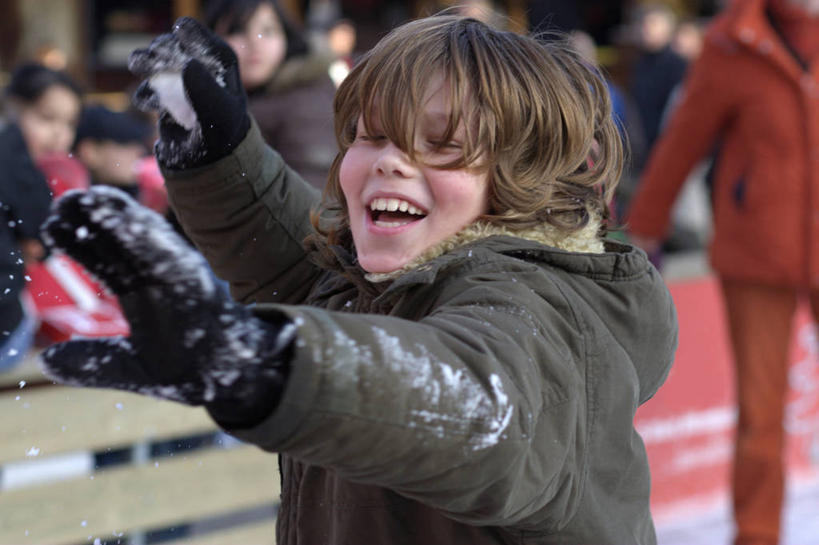 西方人,儿童,栏杆,站,投,笑,微笑,露齿笑,横图,室外,白天,正面,纯洁,雪,大雪,欧洲,欧洲人,行人,游客,游人,握,服装,朦胧,模糊,装饰,积雪,雪景,冬季,冬天,围栏,许多人,拿,拿着,注视,护栏,路人,旅客,小孩,衣服,手套,观察,看,站着,一群人,温暖,寒冷,可爱,童年,童趣,握着,服饰,观看,羽绒服,保暖,华丽,点缀,察看,御寒,关注,童真,烂漫,无邪,衬托,美观,雅致,雅观,严寒,过客,冬装,天真,男孩,男人,男性,年轻男性,年轻女性,女孩,女人,女性,中年男性,中年女性,白种人,抛,扔,撒,站立,掷,半身,彩图,男生,女生