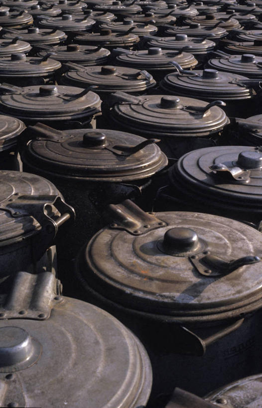 无人,竖图,室外,白天,正面,静物,金属制品,一排,许多,废弃,堆积,整齐,并列,并排,生锈,金属,圆形,盖子,图形,圆,井盖,垃圾,很多,几何,排列,肮脏,垃圾场,腐蚀,侵蚀,队列,数学,丢弃,平行,邋遢,收集,窨井盖,龌龊,污秽,腐化,锈迹斑斑,彩图,几何图形,平面图形