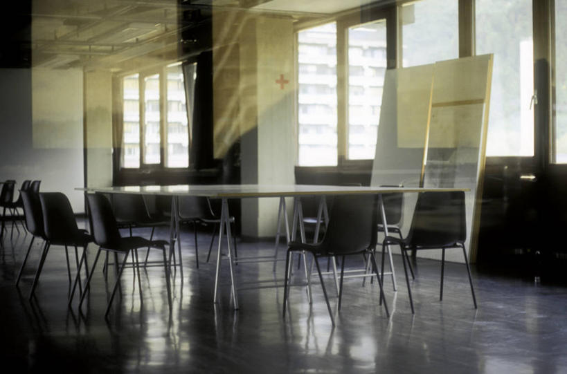 无人,学校,横图,室内,白天,正面,窗户,桌子,椅子,阴影,反射,影子,书桌,校园,玻璃窗,白板,课桌,教室,课堂,记录板,记事板,彩图