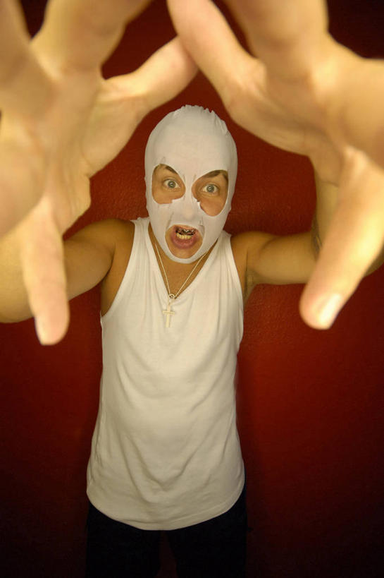 西方人,一个人,站,举,竖图,室内,白天,正面,帽子,欧洲,欧洲人,仅一个男性,仅一个人,阴影,红色背景,服装,反射,背心,影子,注视,仅一个年轻男性,衣服,白色,观察,看,托,站着,张嘴,摄影,服饰,影棚,观看,犯罪,察看,张开五指,犯法,衣着,穿着,关注,张大嘴巴,衣饰,巴拉克拉法帽,男人,男性,年轻男性,白种人,张开嘴,举起,举手,举着,向上举,向上伸,向上托,站立,半身,彩图,影棚拍摄,拍摄,五指张开