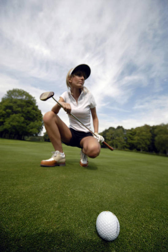 西方人,一个人,蹲,竖图,室外,白天,仰视,运动服,锻炼,旅游,度假,运动,草地,草坪,美景,植物,帽子,欧洲,欧洲人,仅一个年轻女性,仅一个女性,仅一个人,握,阴影,服装,光线,高尔夫,高尔夫球,影子,景观,云,云朵,球场,拿,云彩,拿着,扭头,注视,娱乐,运动帽,高尔夫球场,草,树,树木,衣服,蓝色,绿色,白云,蓝天,天空,阳光,自然,天,观察,看,转头,享受,休闲,鸭舌帽,景色,放松,握着,服饰,生长,晴朗,成长,观看,察看,高尔夫球杆,衣着,穿着,关注,自然风光,室外运动,绿茵场,户外运动,高尔夫运动,高尔夫球具,衣饰,高尔夫球运动,年轻女性,女人,女性,白种人,晴空,蹲着,彩图,低角度拍摄,全身,健身,运动装