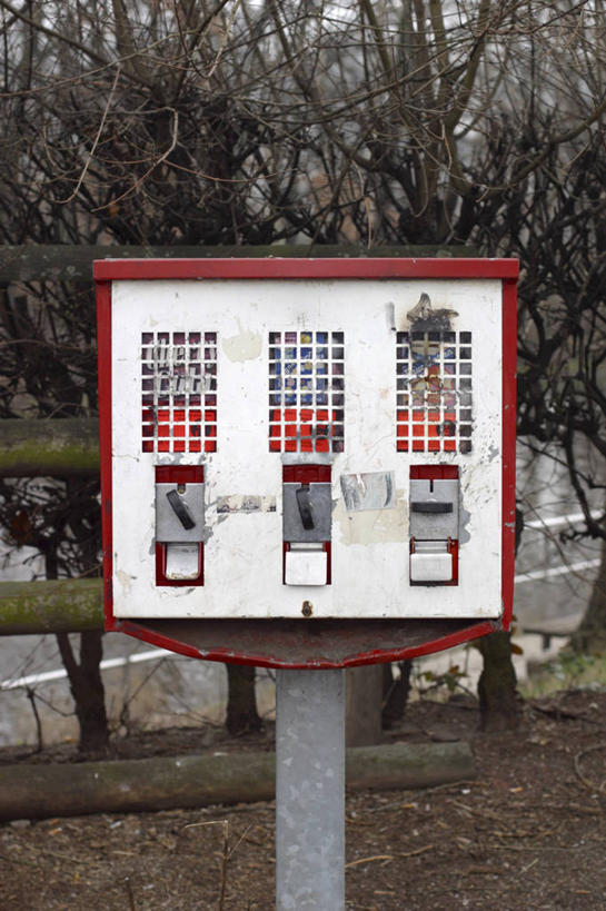 无人,竖图,室外,白天,正面,购物,消费,机器,森林,树林,植物,阴影,生锈,光线,影子,食品,糖果,软糖,设备,自动贩卖机,自动售货机,树,树木,食物,绿色,阳光,自然,甜食,金融,百货,生长,成长,腐蚀,侵蚀,泡泡糖,销售,贩卖,选购,贸易,腐化,锈迹斑斑,彩图