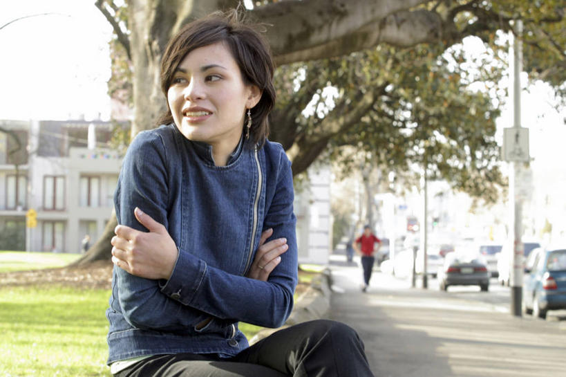 西方人,一个人,坐,笑,双手交叉,微笑,露齿笑,横图,室外,白天,侧面,草地,草坪,植物,道路,路,公路,汽车,欧洲,欧洲人,仅一个年轻女性,仅一个女性,仅一个人,阴影,服装,光线,影子,交通,扭头,注视,休闲装,车,草,树,树木,衣服,绿色,阳光,自然,交通工具,轿车,观察,看,转头,休闲,休闲服,服饰,生长,成长,观看,察看,双手抱胸,关注,载具,发抖,年轻女性,女人,女性,白种人,马路,坐着,半身,彩图