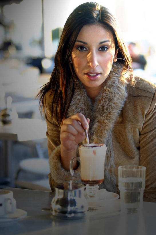 西方人,一个人,坐,竖图,室外,白天,正面,餐桌,桌子,杯子,欧洲,欧洲人,仅一个年轻女性,仅一个女性,仅一个人,握,服装,朦胧,模糊,装饰,勺子,拿,拿着,注视,休闲装,玻璃制品,衣服,水杯,围巾,调羹,汤匙,观察,看,休闲,温暖,休闲服,握着,服饰,餐台,围脖,观看,保暖,华丽,点缀,察看,御寒,苏打,关注,咖啡店,咖啡屋,衬托,美观,雅致,雅观,碳酸钠,化学物质,纯碱,碱面,年轻女性,女人,女性,白种人,玻璃杯,坐着,半身,彩图,咖啡馆