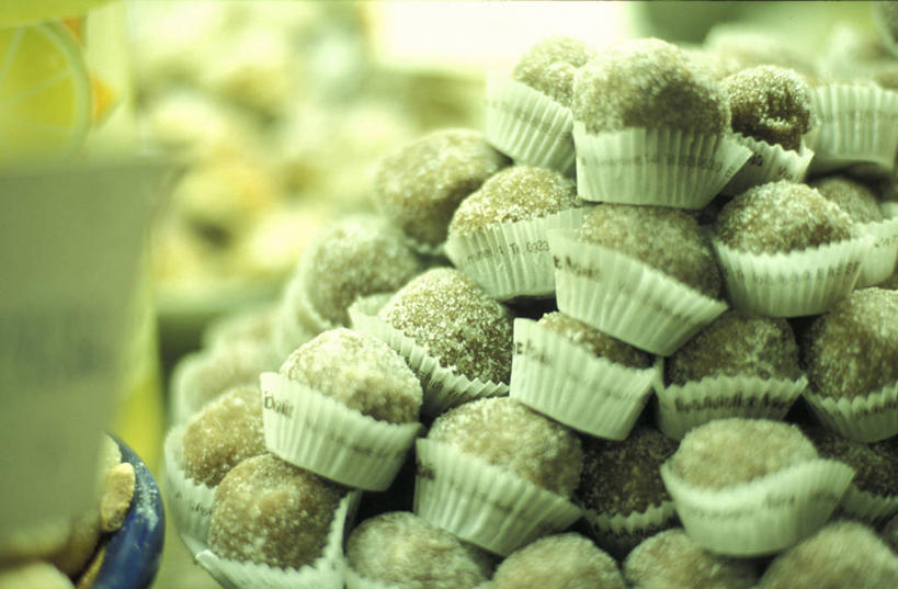 无人,横图,室内,特写,白天,正面,一堆,许多,堆叠,堆积,朦胧,模糊,食品,糖,糖果,甜点,甜品,松露巧克力,很多,食物,绿色,甜食,巧克力,朱古力,纸托,堆,蛋糕托,蛋糕托纸,蛋糕纸托,彩图