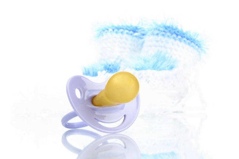 无人,横图,室内,特写,白天,白色背景,正面,静物,鞋子,一双,阴影,反射,影子,一个,婴儿鞋,摄影,影棚,单个,奶嘴,婴儿用品,安抚,休闲鞋,抚慰,安抚奶嘴,彩图,影棚拍摄,拍摄