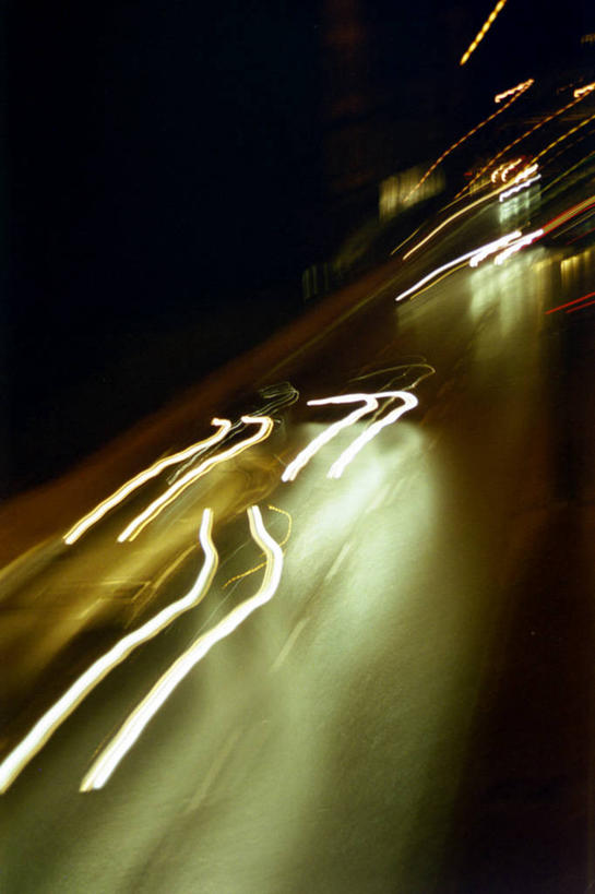 无人,竖图,室外,特写,夜晚,正面,长时间曝光,路灯,照明,阴影,朦胧,模糊,分离,光线,影子,灯光,警告,灯,警示,隔离,禁止,照亮,提醒,照明设备,提示,限制,曝光,交通标志,路锥,交通锥,危险,彩图