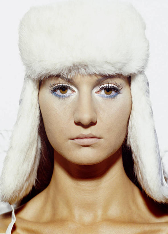 西方人,脸,头,脸颊,脖子,一个人,笑,微笑,竖图,室外,特写,白天,白色背景,正面,帽子,欧洲,欧洲人,仅一个年轻女性,仅一个女性,仅一个人,注视,一个,白色,观察,看,摄影,影棚,单个,观看,察看,关注,裘皮帽,年轻女性,女人,女性,白种人,头部,脖,颈,颈部,脸部,脸蛋,面部,半身,彩图,影棚拍摄,拍摄