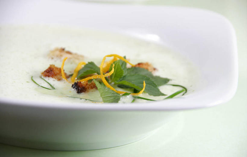 无人,横图,室内,特写,白天,正面,烹饪,西餐,餐桌,桌子,蔬菜,餐具,叶子,阴影,新鲜,反射,碟子,盘,影子,汤,料理,食品,绿叶,菜肴,美食,食物,一个,盘子,碟,嫩叶,西式,佳肴,有机食品,绿色食品,单个,餐台,熊葱,奶油汤,林地蒜,野蒜菜,羹汤,叶,叶片,彩图