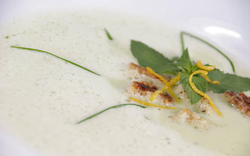 无人,横图,俯视,室内,特写,白天,烹饪,西餐,蔬菜,餐具,叶子,新鲜,碟子,盘,汤,料理,食品,绿叶,菜肴,美食,食物,一个,盘子,碟,嫩叶,西式,佳肴,有机食品,绿色食品,单个,熊葱,奶油汤,林地蒜,野蒜菜,羹汤,叶,叶片,彩图,高角度拍摄