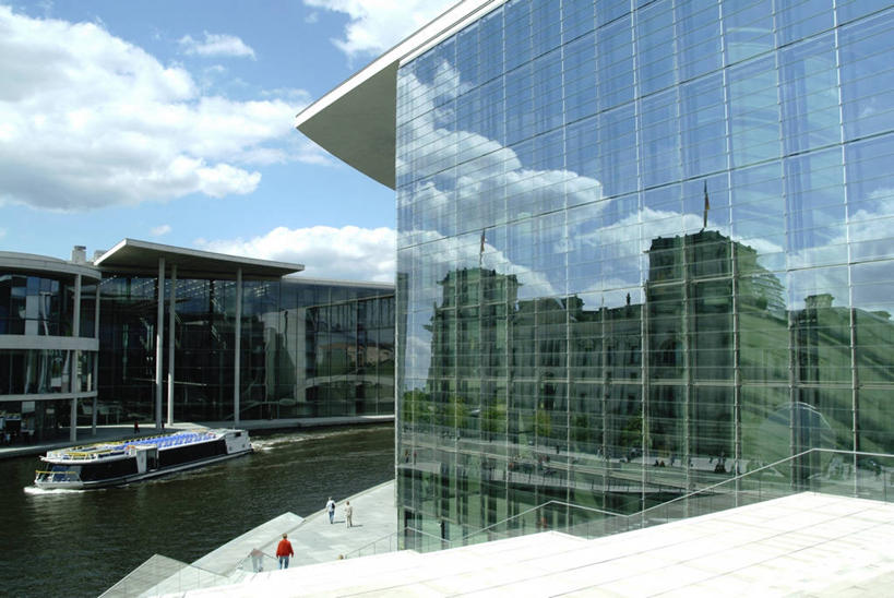 无人,公园,高楼大厦,横图,室外,白天,正面,度假,河流,美景,水,城市风光,城市,大厦,建筑,轮船,摩天大楼,船,德国,欧洲,阴影,波纹,光线,影子,河水,景观,水流,云,云朵,涟漪,首都,云彩,娱乐,建设,柏林,蓝色,白云,倒影,蓝天,水纹,天空,阳光,交通工具,波浪,天,享受,休闲,景色,放松,晴朗,倒映,西欧,载具,德意志联邦共和国,水晕,柏林州,反照,蒂尔加藤公园,晴空,彩图,大楼,高层建筑,高楼,摩天楼,蒸汽轮船