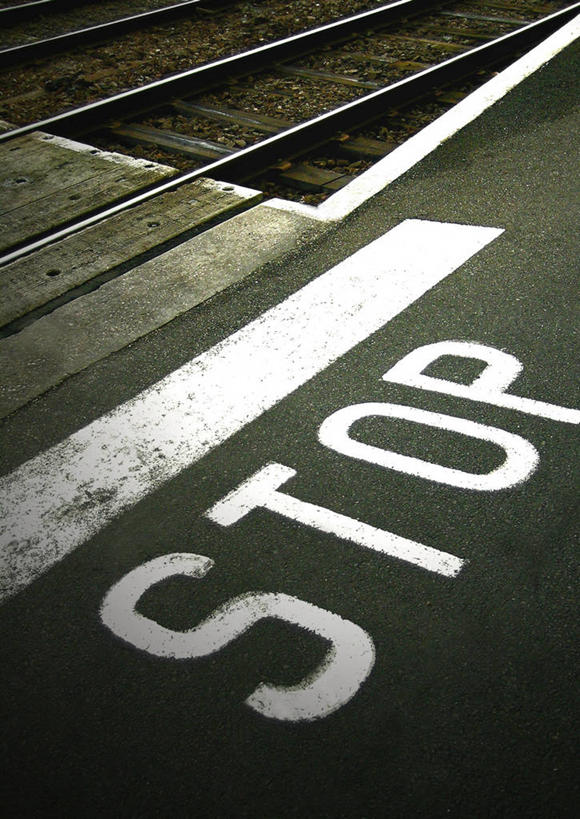 无人,竖图,俯视,室外,特写,白天,道路,路,铁路,公路,静物,英文,标志,文字,字符,字母,轨道,交通,铁轨,标识,白色,运输,英文字母,马路,彩图,高角度拍摄