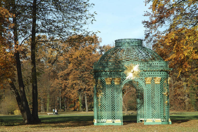 无人,公园,横图,室外,白天,正面,度假,草地,草坪,美景,植物,城市风光,城市,雕塑,德国,欧洲,阴影,艺术,装饰,光线,雕刻,雕像,影子,景观,娱乐,草,树,树木,蓝色,绿色,蓝天,天空,阳光,自然,工艺品,天,享受,休闲,景色,放松,生长,晴朗,成长,纪念,美术,西欧,主题,陈列,万里无云,德意志联邦共和国,首府,功能,美学,勃兰登堡,勃兰登堡州,波茨坦,无忧宫,晴空,晴空万里,彩图