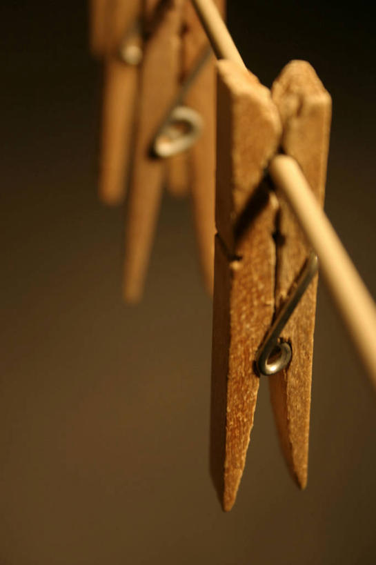 无人,竖图,室内,特写,白天,正面,静物,一排,吊挂,悬挂,阴影,整齐,反射,木制,影子,挂,排列,三个,夹子,晾衣绳,木制品,绳子,队列,衣夹,彩图