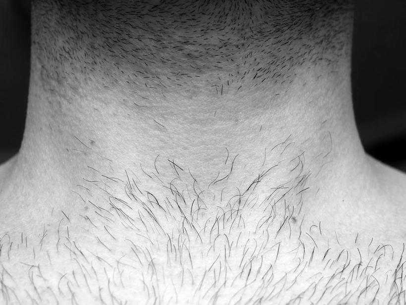 西方人,脖子,一个人,横图,黑白,室内,特写,白天,正面,欧洲,欧洲人,仅一个男性,仅一个人,仅一个中年男性,黑色背景,摄影,影棚,毛发,体毛,男人,男性,中年男性,白种人,脖,颈,颈部,半身,影棚拍摄,拍摄