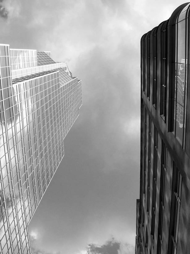 无人,高楼大厦,竖图,室外,白天,仰视,度假,美景,窗户,城市风光,城市,大厦,建筑,摩天大楼,加拿大,墙,景观,乌云,云,阴天,云朵,云彩,娱乐,建设,玻璃窗,墙壁,墙面,天空,天,享受,休闲,景色,放松,北美,北美洲,昏暗,阴沉,美洲,北亚美利加洲,亚美利加洲,魁北克省,蒙特利尔,蒙特利尔市,蒙特娄,圣人之城,彩图,低角度拍摄,大楼,高层建筑,高楼,摩天楼,古壁省,魁省